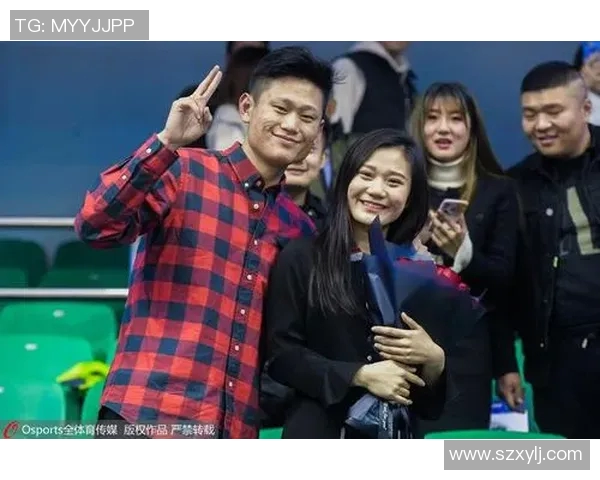 足球明星携女友甜蜜逛街引围观两人互动亲密无间尽显爱情甜蜜瞬间 足球明星携女友甜蜜逛街引围观两人互动亲密无间尽显爱情甜蜜瞬间